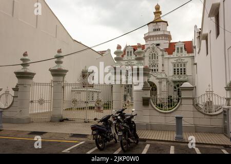 Melaka, Malaysia - 2012. Oktober: Die Außenfassade des historischen Chee Ancestral Mansion im Heritage-Bereich der Altstadt von Malacca. Stockfoto