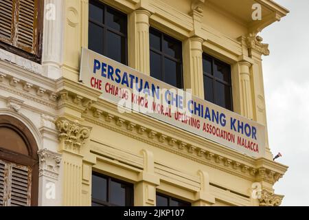 Melaka, Malaysia - 2012. Oktober: Die Außenfassade der Persatuan Che Chiang Kor Moral Uplifting Association in einem alten chinesischen Ladenhaus auf Jonker Stockfoto