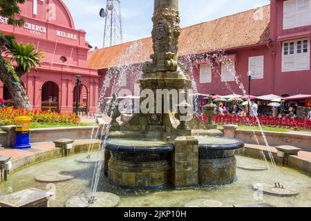 Melaka, Malaysia - 2012. Oktober: Ein alter Brunnen auf dem alten holländischen Platz des Kolonialerbes von Stadthuys im Altstadtbereich der Stadt Malacca Stockfoto