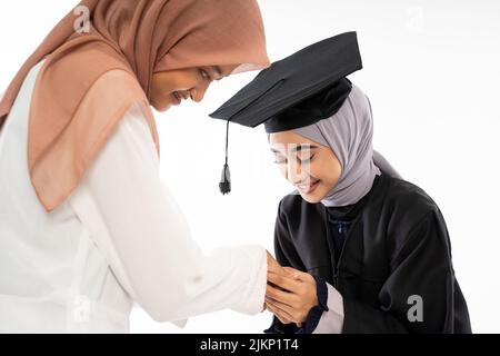 Nahaufnahme einer asiatischen Studentin, die sich die Hände schüttelt Stockfoto