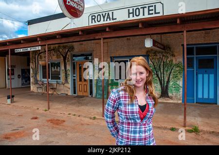 Katrina Schrader, Barkeeper des Royal Hotel am Kidman Way in der winzigen regionalen Gemeinde Mount Hope, im Outback New South Wales 160 km südlich von Cobar. Stockfoto