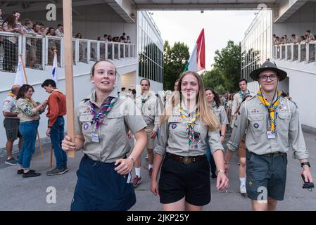 Prag, Tschechische Republik. 02. August 2022. Scouts in Uniformen werden während der Eröffnungszeremonie des mitteleuropäischen Jamboree zu Fuß gesehen. Mehr als 1200 Pfadfinderinnen und Pfadfinder aus 23 Ländern nahmen am mitteleuropäischen Jamboree in Prag Teil. Central European Jamboree ist 10 Tage Treffen mit verschiedenen Aktivitäten für Scout Teenager. Scouting wurde vor 115 Jahren von Robert Baden-Powell gegründet. Heute hat sie weltweit mehr als 50 Millionen Mitglieder. Kredit: SOPA Images Limited/Alamy Live Nachrichten Stockfoto