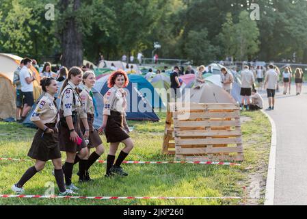 Prag, Tschechische Republik. 02. August 2022. Scouts in Uniformen werden während der Eröffnungszeremonie des mitteleuropäischen Jamboree zu Fuß gesehen. Mehr als 1200 Pfadfinderinnen und Pfadfinder aus 23 Ländern nahmen am mitteleuropäischen Jamboree in Prag Teil. Central European Jamboree ist 10 Tage Treffen mit verschiedenen Aktivitäten für Scout Teenager. Scouting wurde vor 115 Jahren von Robert Baden-Powell gegründet. Heute hat sie weltweit mehr als 50 Millionen Mitglieder. Kredit: SOPA Images Limited/Alamy Live Nachrichten Stockfoto