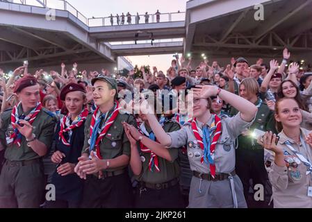 Prag, Tschechische Republik. 02. August 2022. Teilnehmer in Pfadfinderuniformen nehmen an der Eröffnungszeremonie des mitteleuropäischen Jamboree Teil. Mehr als 1200 Pfadfinderinnen und Pfadfinder aus 23 Ländern nahmen am mitteleuropäischen Jamboree in Prag Teil. Central European Jamboree ist 10 Tage Treffen mit verschiedenen Aktivitäten für Scout Teenager. Scouting wurde vor 115 Jahren von Robert Baden-Powell gegründet. Heute hat sie weltweit mehr als 50 Millionen Mitglieder. Kredit: SOPA Images Limited/Alamy Live Nachrichten Stockfoto