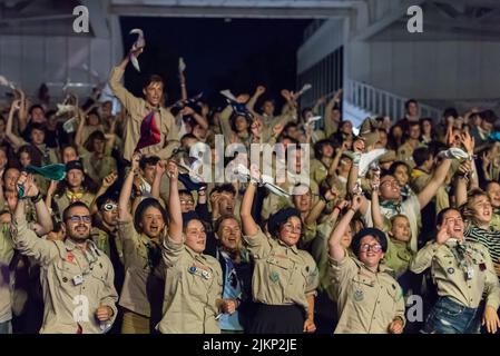 Prag, Tschechische Republik. 02. August 2022. Teilnehmer in Pfadfinderuniformen nehmen an der Eröffnungszeremonie des mitteleuropäischen Jamboree Teil. Mehr als 1200 Pfadfinderinnen und Pfadfinder aus 23 Ländern nahmen am mitteleuropäischen Jamboree in Prag Teil. Central European Jamboree ist 10 Tage Treffen mit verschiedenen Aktivitäten für Scout Teenager. Scouting wurde vor 115 Jahren von Robert Baden-Powell gegründet. Heute hat sie weltweit mehr als 50 Millionen Mitglieder. (Foto von Tomas Tkacik/SOPA Images/Sipa USA) Quelle: SIPA USA/Alamy Live News Stockfoto