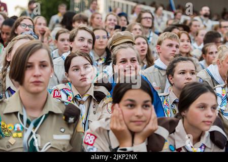 Prag, Tschechische Republik. 02. August 2022. Teilnehmer in Pfadfinderuniformen nehmen an der Eröffnungszeremonie des mitteleuropäischen Jamboree Teil. Mehr als 1200 Pfadfinderinnen und Pfadfinder aus 23 Ländern nahmen am mitteleuropäischen Jamboree in Prag Teil. Central European Jamboree ist 10 Tage Treffen mit verschiedenen Aktivitäten für Scout Teenager. Scouting wurde vor 115 Jahren von Robert Baden-Powell gegründet. Heute hat sie weltweit mehr als 50 Millionen Mitglieder. (Foto von Tomas Tkacik/SOPA Images/Sipa USA) Quelle: SIPA USA/Alamy Live News Stockfoto