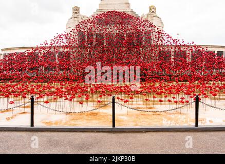 Eine Keramikmohn-Welle, die diejenigen, die in den beiden Weltkriegen am Plymouth Hoe Navy war Memorial ihr Leben auf See verloren haben, begrüßt. September 2017 Stockfoto