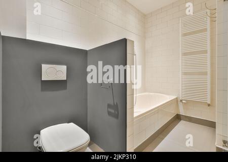 Interieur des modernen Badezimmers mit Badewanne und Waschbecken in Holztheke mit Holzregal ausgestattet Stockfoto