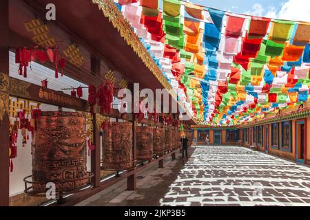 3. August 2022 - Shangri-La, China: Tibetische Gebetsfahnen und Gebetsräder Stockfoto