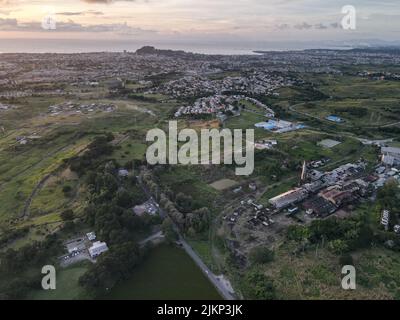 Eine Luftaufnahme des Stadtbildes von San Fernando gegen den Abendhimmel bei Sonnenuntergang in Trinidad und Tobago Stockfoto