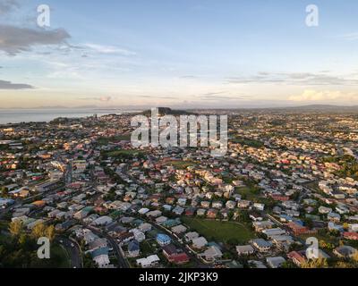 Eine Luftaufnahme des Stadtbildes von San Fernando gegen den Abendhimmel bei Sonnenuntergang in Trinidad und Tobago Stockfoto