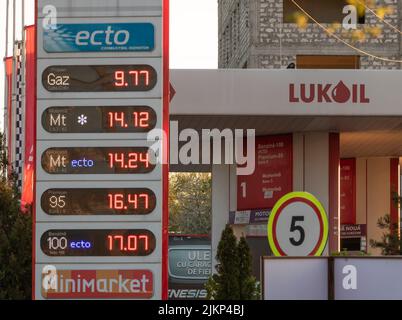 Chisinau, Moldawien - 16. April 2020. Nahaufnahme an einer Tankstelle - Kraftstoffpreise vorne. Stockfoto