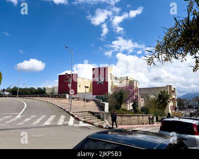 Marokkanische Flagge auf der Mauer eines Wohngebäudes in Marokko Stockfoto