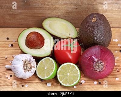 Frische Zutaten für eine gesunde Guacamole auf Holzboden Stockfoto