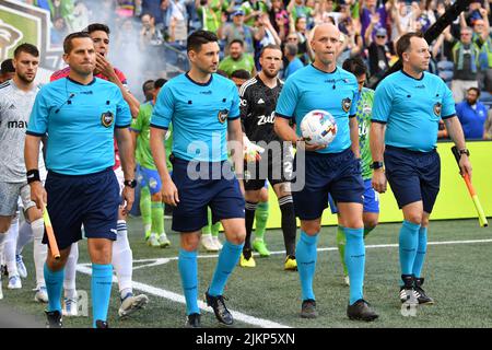 Seattle, Washington, USA. 02. August 2022: Die offizielle Crew nimmt das Feld während des MLS-Fußballmatches zwischen dem FC Dallas und dem Seattle Sounders FC im Lumen Field in Seattle, WA, ein. Seattle besiegte Dallas 1-0. Steve Faber/CSM Credit: CAL Sport Media/Alamy Live News Stockfoto