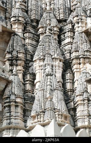 Eine vertikale Aufnahme von komplizierten modellierten Äußeren des Ranakpur Jain-Tempels in Indien Stockfoto