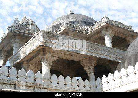 Eine niedrige Winkelaufnahme der Dachecken des Ranakpur Jain Tempels in Indien Stockfoto