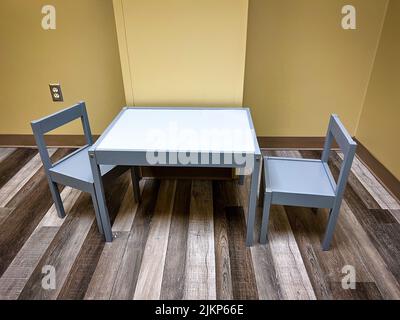 Blick auf Kindertisch und -Stühle in gemütlicher Umgebung Stockfoto