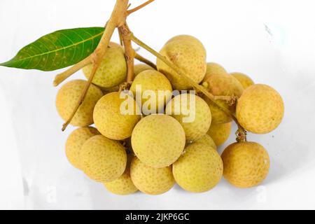 Frische longanische Frucht isoliert auf weißem Hintergrund Stockfoto