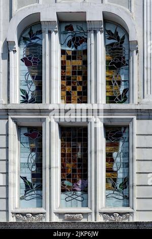Dekoratives Fenster an der Fassade eines alten Gebäudes in Batumi Georgia Stockfoto