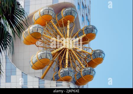Kleines Riesenrad auf dem Gebäude der Black Sea Technological University of Batumi, Georgia Stockfoto
