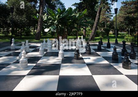 Schachspielplatz im Park von Batumi, Georgia Stockfoto