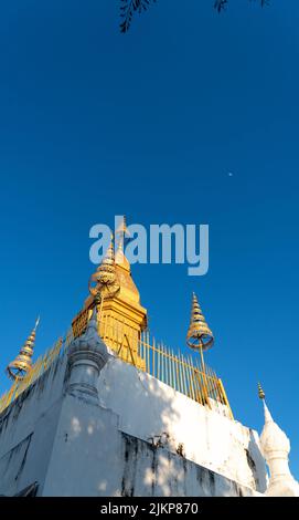 Eine Low-Angle-Aufnahme des buddhistischen Tempels Wat Chom Si an einem sonnigen Tag in Luang Prabang, Laos Stockfoto