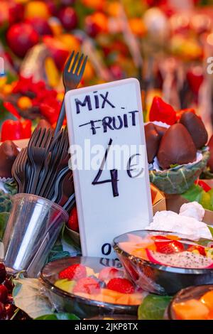 Verschiedene Obstsorten mit selektivem Ansatz zum Poster, mit Kunststoffbecher und -Gabel auf dem Boqueria-Markt in Barcelona (Spanien). Stockfoto