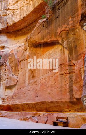 Eine vertikale Aufnahme des Petra-Tempels im Al Siq Canyon in Jordanien Stockfoto