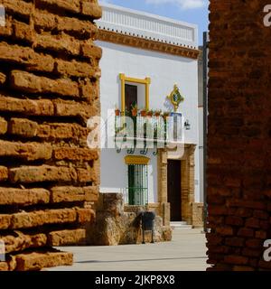 Das Äußere eines schönen Hauses in der mittelalterlichen Stadt Niebla in Spanien Stockfoto