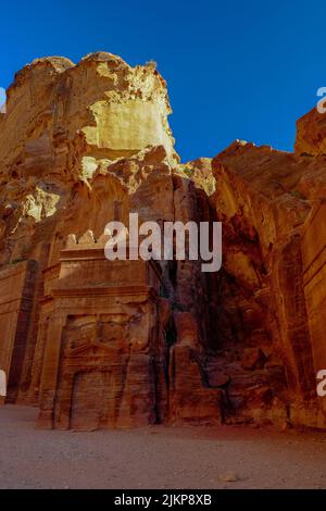 Eine vertikale Aufnahme des Petra-Tempels in der Al Siq-Schlucht in Jordanien Stockfoto