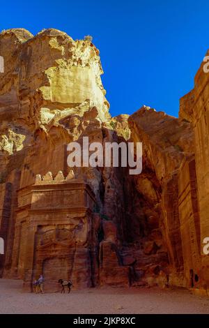 Eine vertikale Aufnahme des Petra-Tempels in der Al Siq-Schlucht in Jordanien Stockfoto