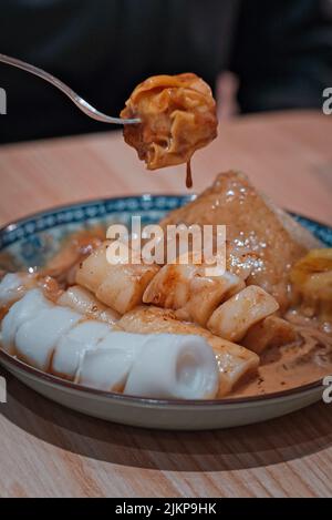 In einem kantonesischen Restaurant in Macau, China, werden gedünstete Knödel und Reisnudelrollen aus der Nähe serviert Stockfoto