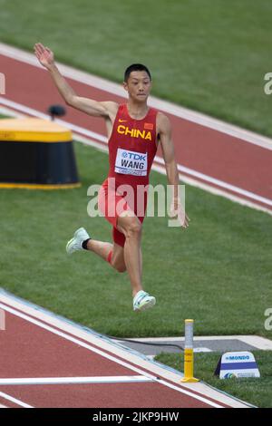 Jianan Wang (CHN) springt 27’ 5“ (8,36), um Gold im Weitsprung-Finale während der Nachmittagssession am 2. Tag der Leichtathletik-WM O zu drehen Stockfoto