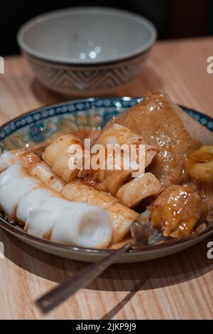 In einem kantonesischen Restaurant in Macau, China, werden gedünstete Knödel und Reisnudelrollen aus der Nähe serviert Stockfoto