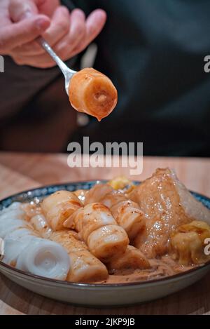 In einem kantonesischen Restaurant in Macau, China, werden gedünstete Knödel und Reisnudelrollen aus der Nähe serviert Stockfoto