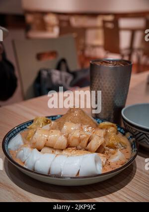 In einem kantonesischen Restaurant in Macau, China, werden gedünstete Knödel und Reisnudelrollen aus der Nähe serviert Stockfoto