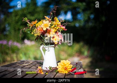 Bremen, Deutschland. 29.. Juli 2022. Ein Blumenstrauß von Claudia Werner steht auf einem Tisch. Die SlowFood-Bewegung ist längst kein Randphänomen mehr, jetzt gibt es auch die landesweite SlowFlowers-Bewegung. Mitglieder sind Floristen, Gärtner, Bauern und Kollektive. Sie setzen sich für einen nachhaltigen, regionalen und saisonalen Schnittblumenanbau ein. (To dpa: Slow Flower Bewegung konzentriert sich auf nachhaltige Schnittblumen) Quelle: Sina Schuldt/dpa/Alamy Live News Stockfoto