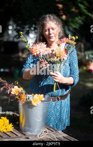 Bremen, Deutschland. 29.. Juli 2022. Claudia Werner steht in ihrem
