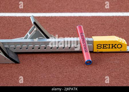 Am Nachmittag des 9. Tages der Leichtathletik-Weltmeisterschaften Oregon22, Samstag, 23. Juli 2022, wird ein Stab auf den Startblöcken platziert. Stockfoto