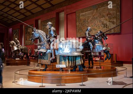 Rüstung von Rittern und mittelalterlichen Pferden im Museum des Königspalastes von Madrid. Stockfoto