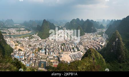 Eine Luftaufnahme von Yangshuo Stadt-Grafschaft Stadt, schöne Karstgebirgslandschaft, China Stockfoto