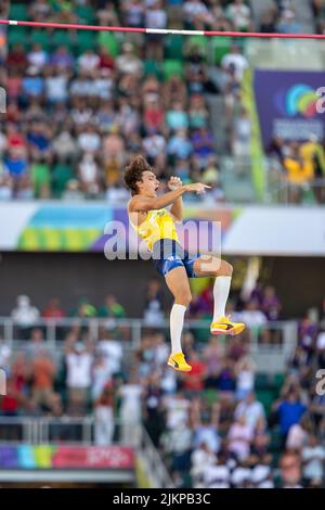 Mondo Duplantis (SWE) gewinnt das Stabhochsprung in einer Weltrekordhöhe von 20-4 1/2 (6,21) während der Nachmittagssession am 10. Tag der Leichtathletik-CH Stockfoto