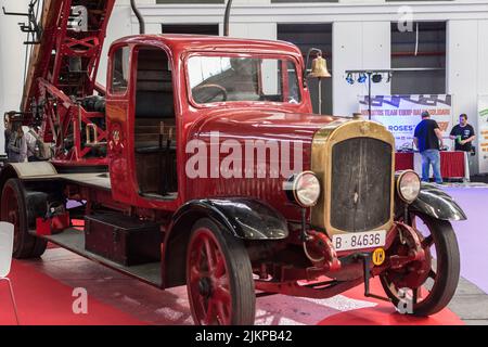 Sehr alte Feuerwehrwagen Magirus Iveco Plattenspieler Leiter restauriert und ausgesetzt. Rote Farbe Stockfoto