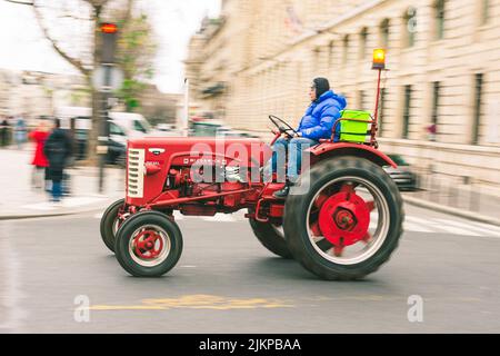 Alter roter Traktor in der Stadt, klassisches Modell Mc Cormick Stockfoto