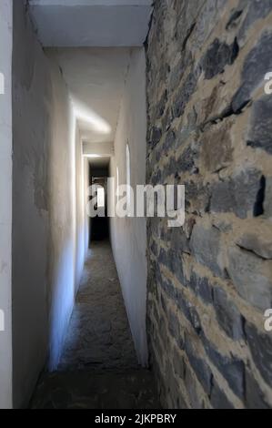 Licht am Ende eines schmalen Korridors in einem Haus Stockfoto