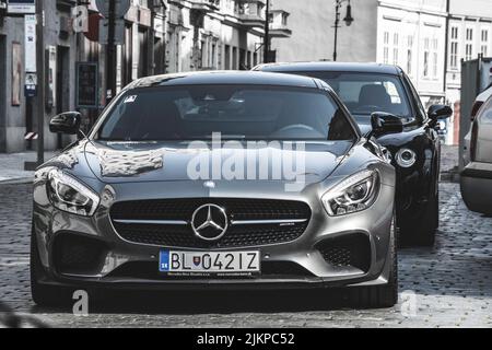 Modernes graues schnelles Auto, das auf der Straße geparkt wurde. Mercedes Benz C120 AMG GT Stockfoto