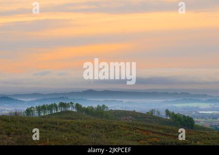 Eine vertikale Aufnahme einer Landschaft in Extremadura, Spanien während des Sonnenuntergangs im Winter Stockfoto