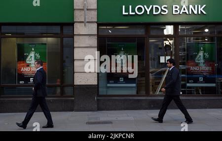 Aktenfoto vom 28/10/14 einer Filiale der Lloyds Bank in der City of London. Lloyds Bank warnt davor, dass vor der neuen Fußballsaison eine Zunahme der Kartenbetrügerberichte zu beobachten war. Die gemeldeten Fälle von Fußball-Ticket-Betrug stiegen zwischen Januar und Juni dieses Jahres um mehr als zwei Drittel (68 %), verglichen mit Juli bis Dezember 2021, wobei die Opfer durchschnittlich £410 verloren, teilte die Bank mit. Die Zahlen basieren auf einer Analyse von Kaufbetrug, die von Kunden der Lloyds Banking Group gemeldet wurde. Ausgabedatum: Mittwoch, 3. August 2022. Stockfoto