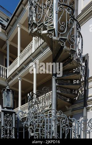 Kunstvolle Wendeltreppe in Tiflis, Georgien Stockfoto